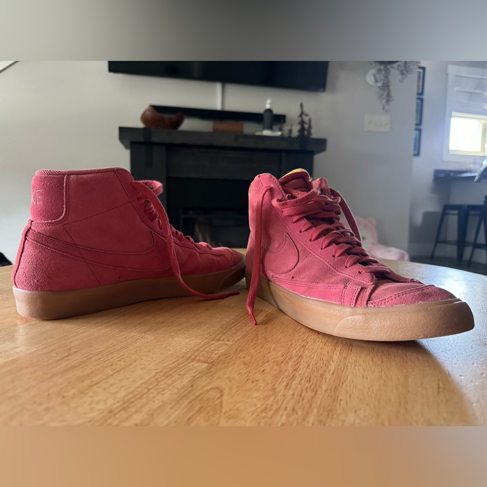 Nike men’s SB dunks red suede and gum soles, like new warn once size 11